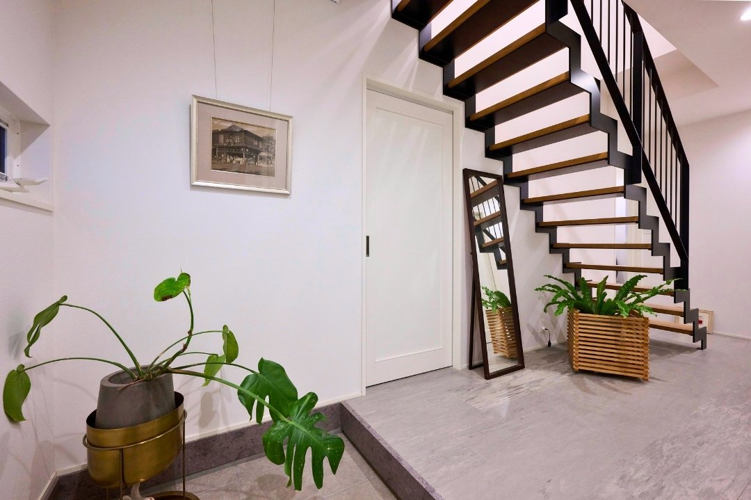 スチール手すりの吹抜け階段の画像